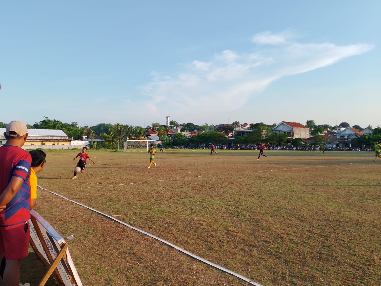 BERPOLEMIK: Pemain Runs Juklanteng (kostum merah) mengejar bola saat bertanding melawan Mitra KSK pada babak semifinal di lapangan SSC, Rabu (18/19).