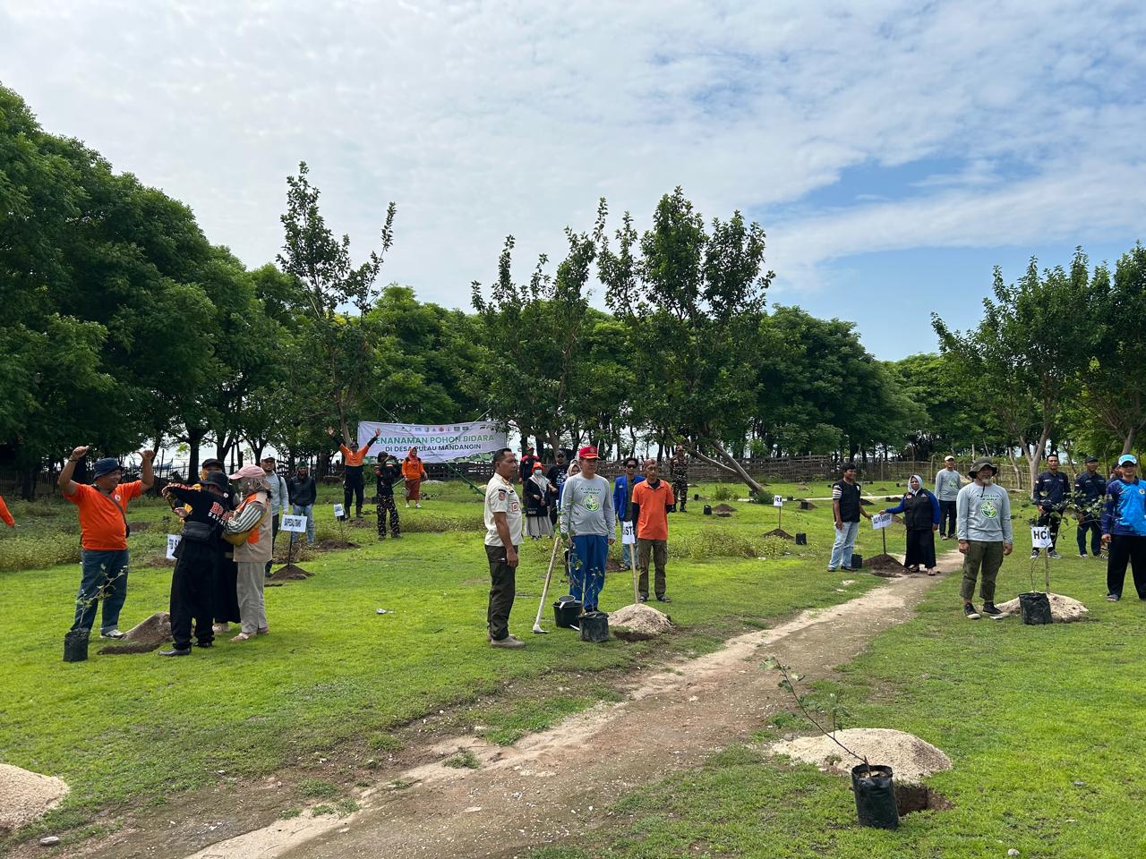LESTARI: Perwakilan Pemkab Sampang, FPRB dan HCML serta para relawan hendak menanam pohon bidara.