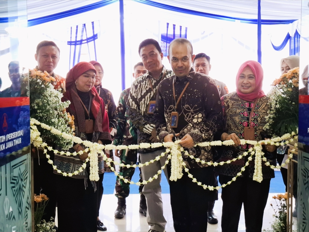 MEGAH: Dirut PT BPR Jatim (Perseroda) Bank UMKM Jatim Irwan Eka Wijaya Arsyad saat memotong rangkaian bunga sebagai simbol peresmian gedung kantor baru di Sumenep, Jumat (19/12).