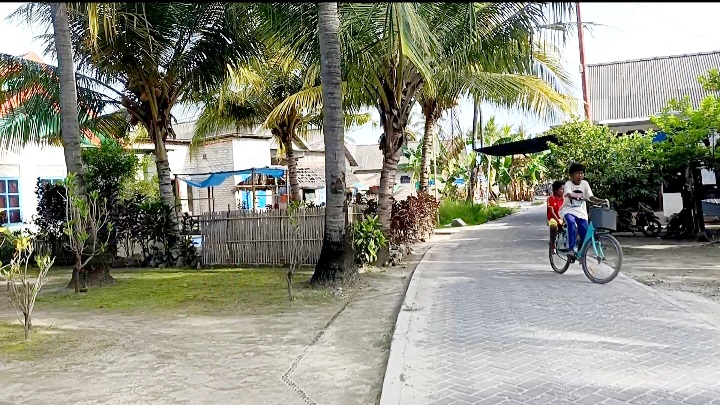 SEHAT: Bocah Desa/Pulau Pagerungan Besar, Kecamatan Sapeken, Sumenep, bersepeda di Jalan 2, Selasa (9/12). (LUKMAN HAKIM AG./JPRM)