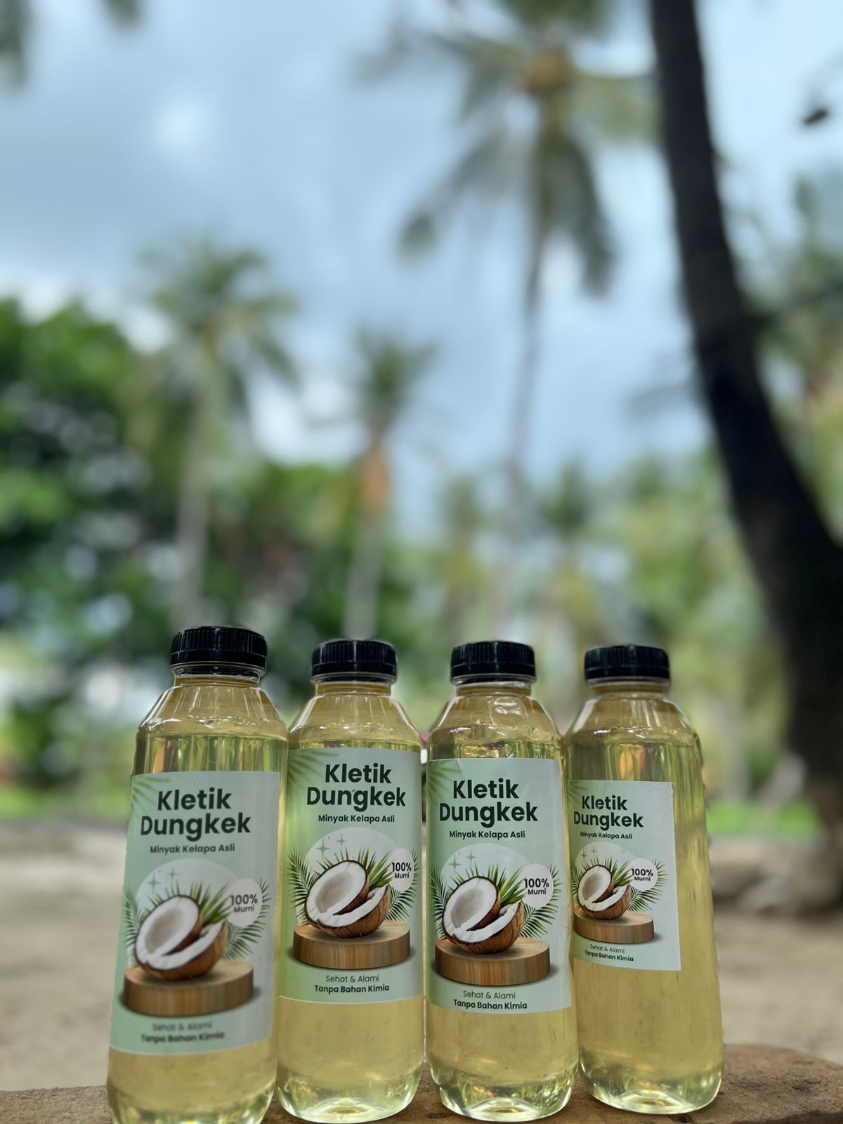 SIAP DIEDARKAN: Minyak dari kelapa dengan merek Kletik Dungkek setelah pengemasan.