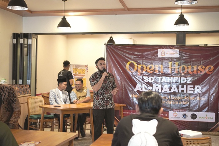 BERKUALITAS: Ketua Yayasan SD Tahfidz Al Maaher Pamekasan Afnaf Hilal Thalib menyampaikan sambutan saat opening house di Yala Kopitiam Plus kemarin. (M. KHOLIL RAMLI/JPRM)