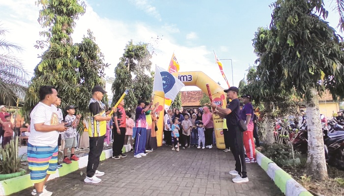 MERIAH: Panitia melepas peserta Fun Walk SMAN 1 Pakong, Pamekasan, Minggu (21/12). (M. KHOLIL RAMLI/JPRM)