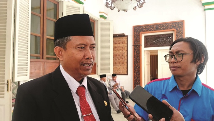 SAHAJA: Pj Sekkab Pamekasan Taufikurrachman doorstop dengan awak media di Peringgitan Dalam Pendopo Ronggosukowati, Kamis (11/12). (M. KHOLIL RAMLI/JPRM)