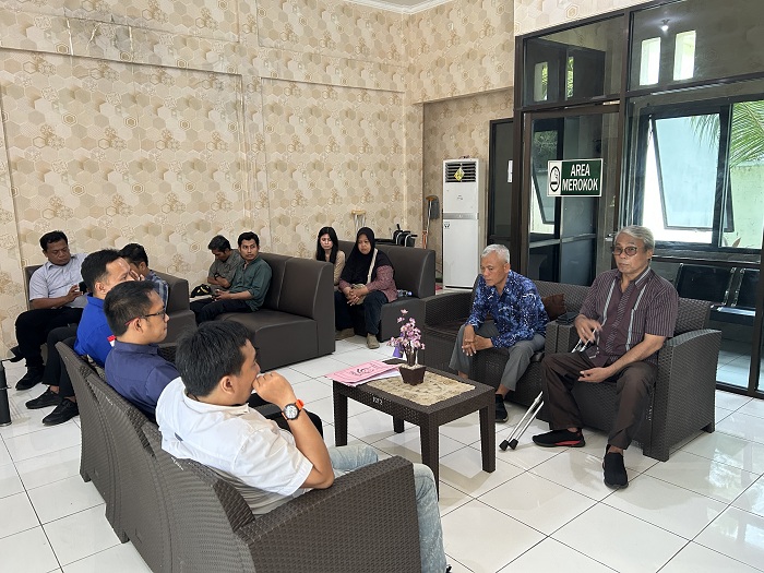 MEMINTA KEPASTIAN: Sejumlah pedagang mendatangi kantor Kejari Bangkalan, Kamis (18/12). (VIVIN AGUSTIN HARTONO JPRM)