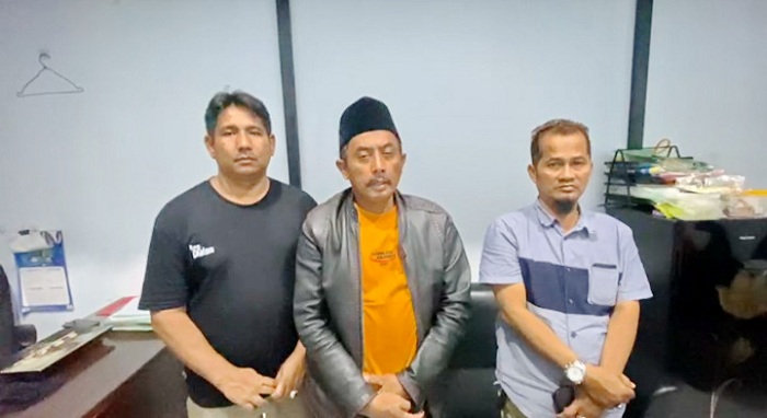 DIKIBULI: Hajari (tengah) menyampaikan permintaan maaf pada publik usai menantunya melaporkan rekayasa begal di Polsek Kedungdung, Sampang, Minggu (21/12). (HUMAS POLRES UNTUK JPRM)
