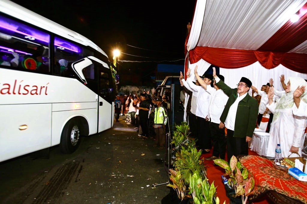 HANGAT: Wabup Sumenep Imam Hasyim saat melepas jemaah haji musim 2025 di GOR A. Yani Sumenep, Rabu (7/5).