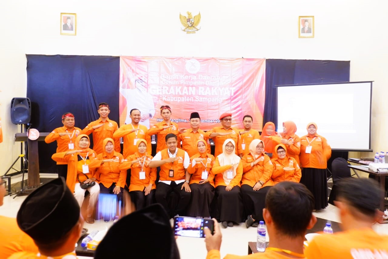 SUKSES: Pengurus DPD dan DPC saat berfoto bersama dengan DPW Gerakan Rakyat Jatim usai pengukuhan di Hotel Panglima Sampang kemarin (21/12).