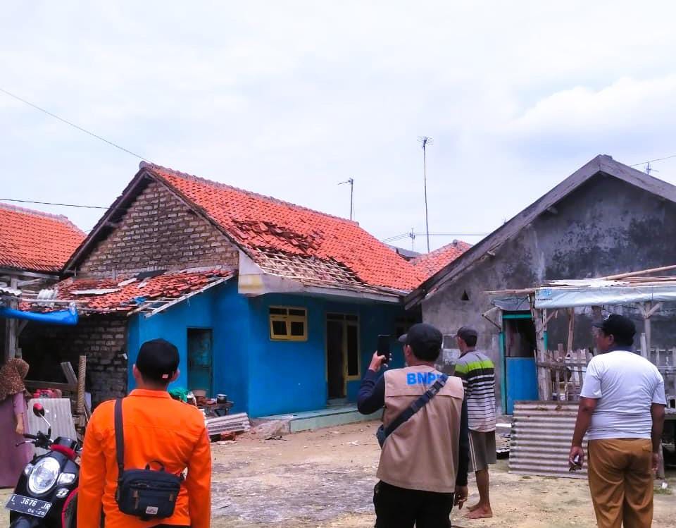 TURUN LANGSUNG: Petugas BPBD saat melakukan asesmen ke rumah korban bencana angin puyuh di Desa Dharma Camplong, Kecamatan Camplong, Selasa (16/12).