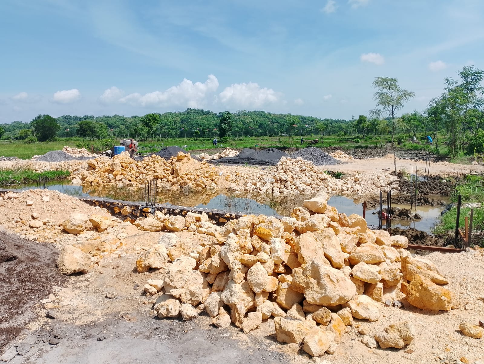 MULAI DIBANGUN: Warga sedang berada di sekitar area pembangunan gerai KMP Desa Apaan, Kecamatan Pangarengan, Jumat (12/12).