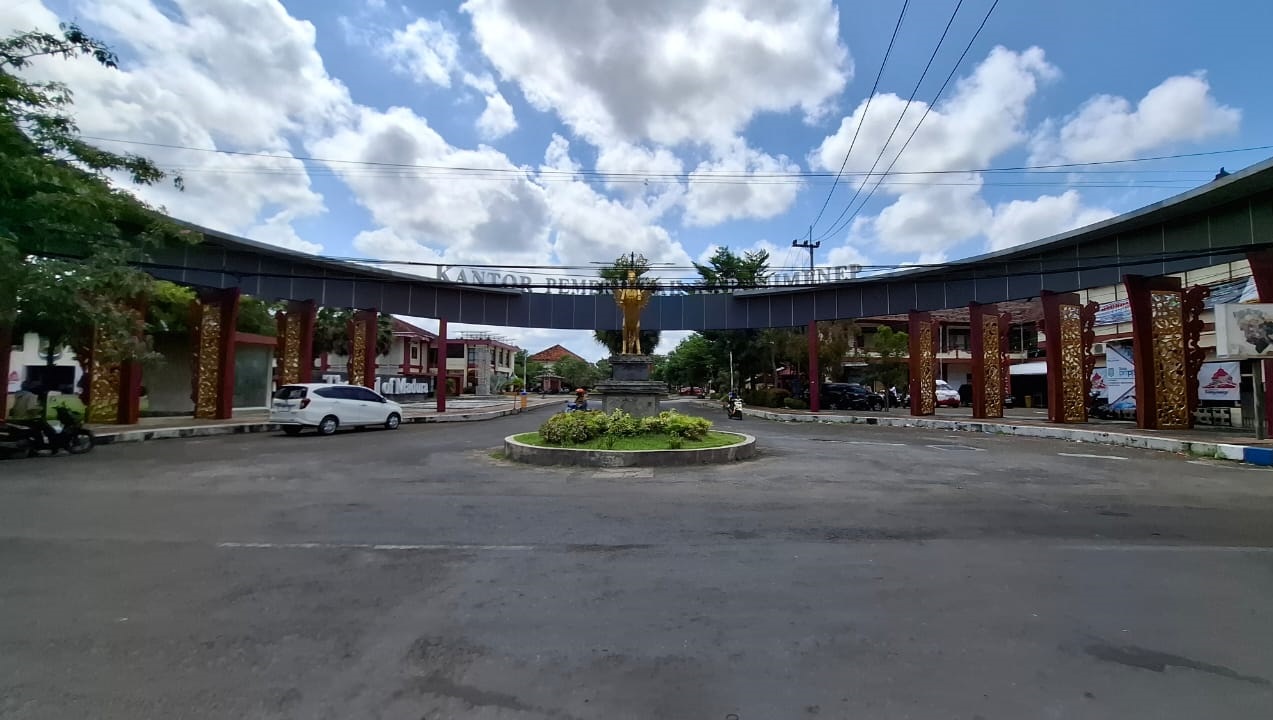 PUSAT PEMERINTAHAN: Pengendara melintas di depan kantor Pemkab Sumenep di Jalan dr. Cipto, Desa Kolor, Kecamatan Kota, Minggu(21/12).