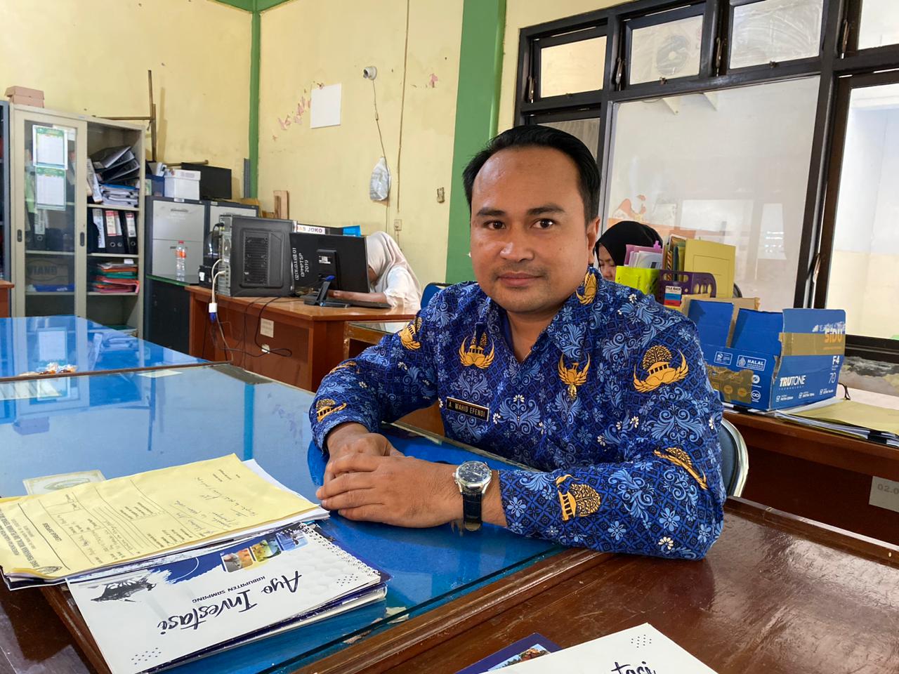 BIJAK: Staf Fungsional Penata Kelola Penanaman Modal Ahli Pertama Ahmad Wahid Efendi saat ditemui di kantor DMPTSP Sampang, Rabu (17/12).