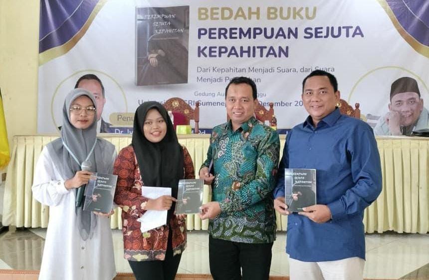 APRESIASI: Iwan Kuswandi (dua dari kanan) memberi hadiah novel Perempuan Sejuta Kepahitan kepada peserta bedah buku didampingi Lukman Hakim AG dan moderator di Aula UPI Sumenep, Minggu (21/12).