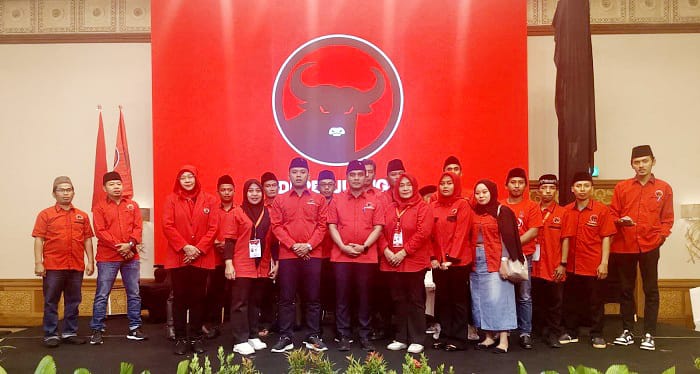 ENERGI BARU: Pengurus DPC PDI Perjuangan Bangkalan Periode 2025&ndash;2030 foto bersama di Surabaya, Sabtu (29/12). (FARIDA UNTUK JPRM)