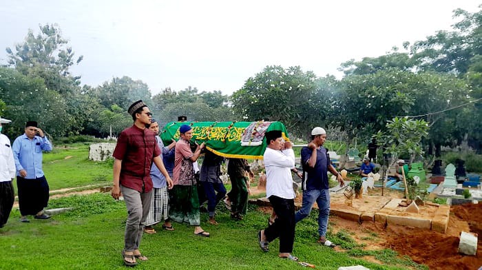DUKA: Warga mengantar wartawan senior, Masdawi Dahlan ke peristirahatan terakhirnya di pemakaman Asta Barat Pamekasan Minggu (21/12). (M. KHOLIL RAMLI/JPRM)