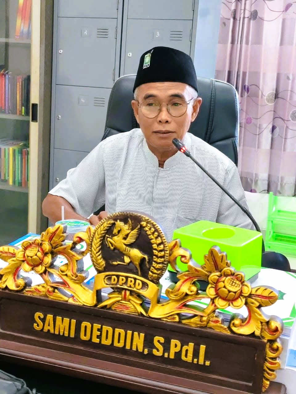 TEGAS: Anggota Komisi IV DPRD Sumenep Samioeddin saat mengikuti rapat di kantor setempat.