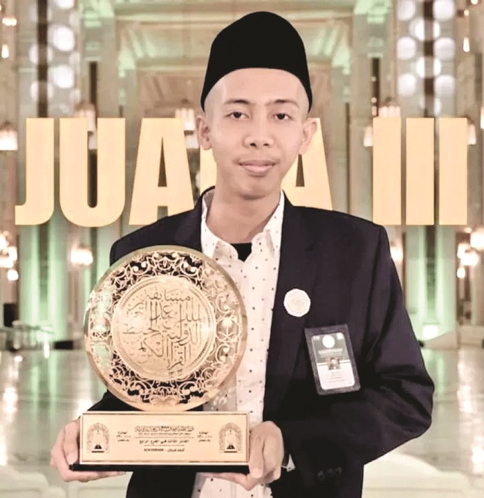 BERPRESTASI: Ach. Farhan berfoto usai mengikuti MHQ 30 juz STQH Nasional di Kendari, Sulawesi Tenggara, Minggu (19/10). (ACH. FARHAN UNTUK JPRM)
