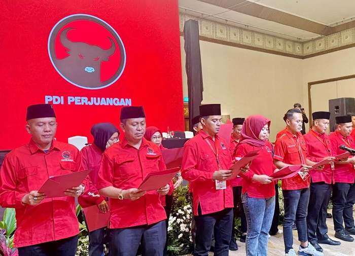 NAKHODA BARU: Taufadi bersama jajaran pengurus dilantik sebagai Ketua DPC PDI Perjuangan Pamekasan saat Konfercab dan Konferda PDI Perjuangan Jatim di Surabaya, Sabtu (20/12). (PDIP UNTUK JPRM)