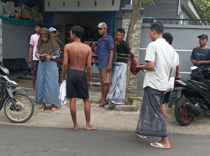 TAK BERKUTIK: Pelaku pencurian tas saat diamankan warga Desa Labang, Kecamatan Labang, Bangkalan, Sabtu (20/12). (POLRES BANGKALAN UNTUK JPRM)