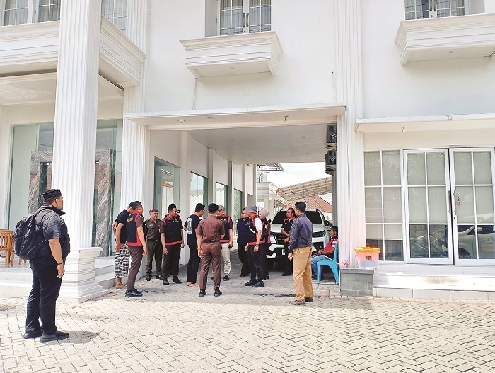 DIGELEDAH: Tim penyidik Kejari Sampang melakukan penggeledahan di rumah mewah milik eks Wabup Sampang Abdullah Hidayat Senin (22/12). (UBAIDILLAHIR RAIE/JPRM)