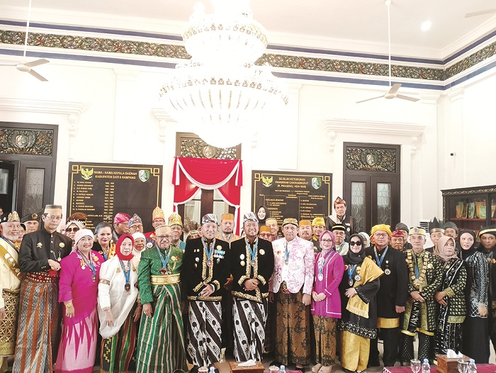 SOLID: Bupati Sampang Slamet Junaidi dan Wabup Ahmad Mahfudz berfoto bersama raja se-Nusantara di Peringgitan Pendopo Trunojoyo Senin (22/12). (UBAIDILLAHIR RAIE/JPRM)