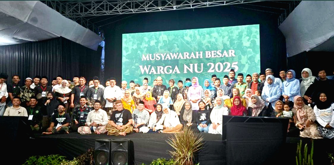 SATU PERSEPSI: Tokoh yang hadir dalam mubes warga NU foto bersama di Ciganjur, Jakarta Selatan, Minggu (21/12). (ANSHORULLOH FAROQ UNTUK JPRM)