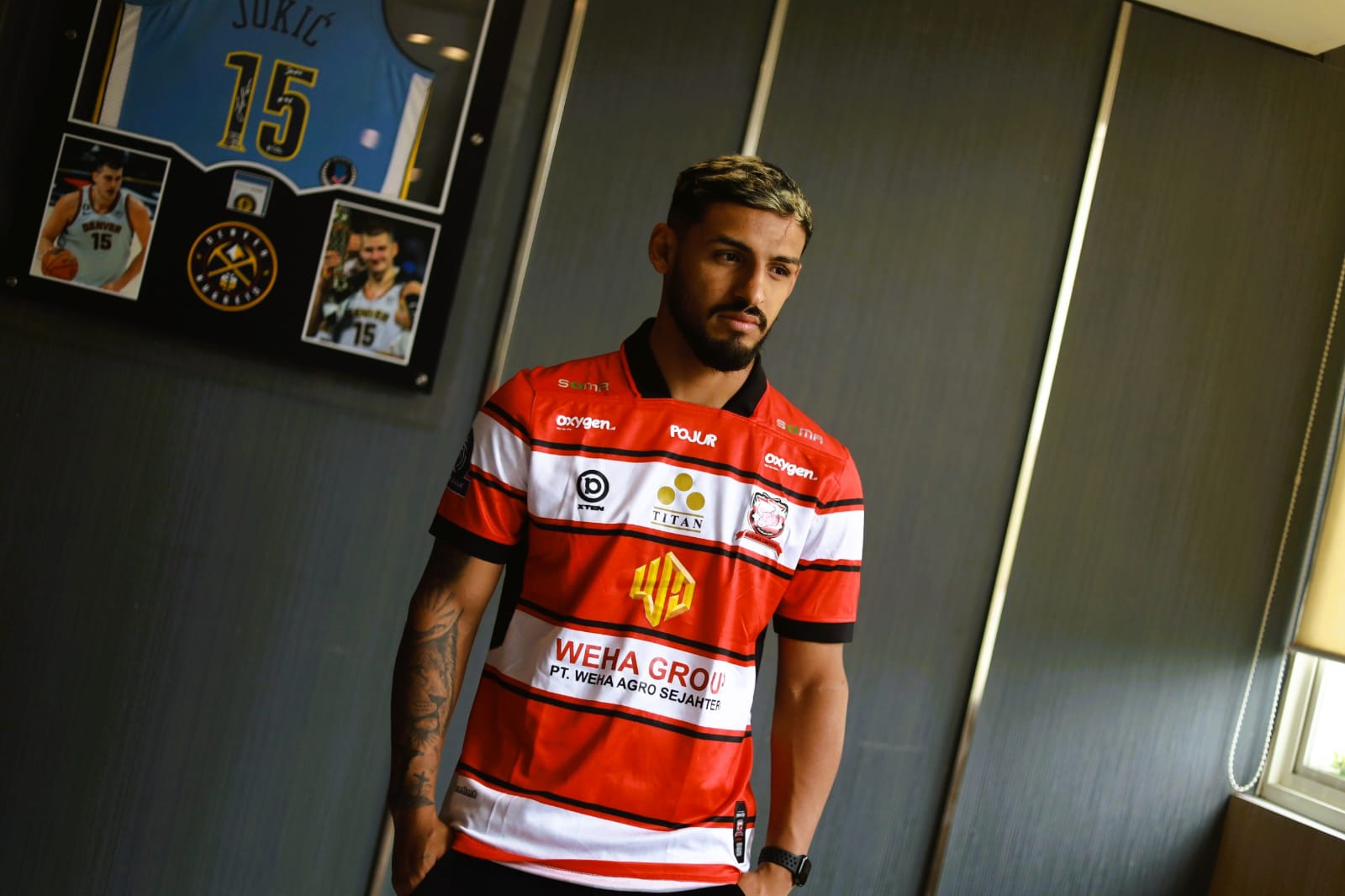 AMUNISI BARU: Riquelme Sousa Silva menjalani sesi pemotretan, Jumat (19/12).