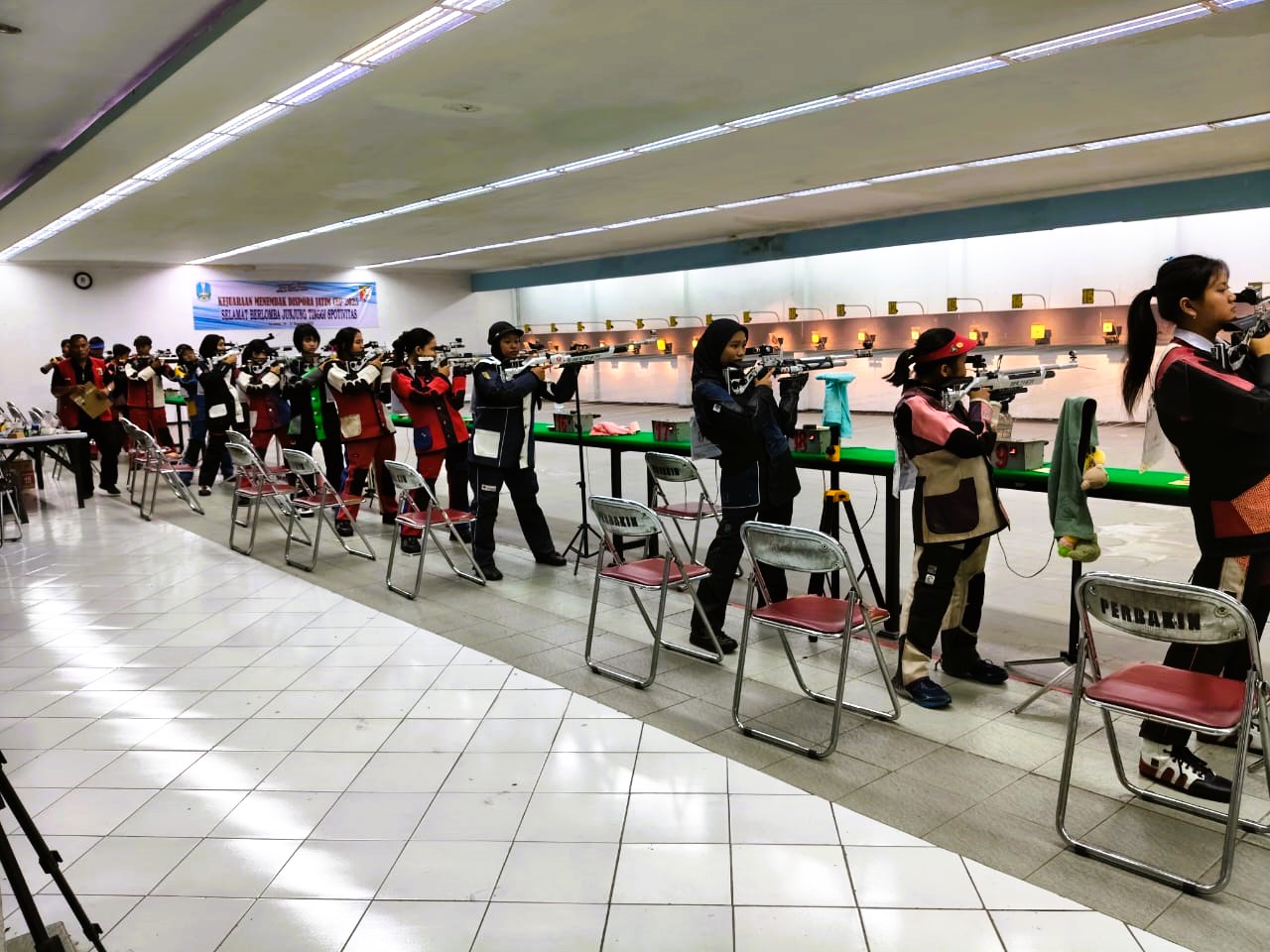 MEMBANGGAKAN: Atlet Perbakin Sampang saat unjuk kebolehan bersama peserta lainnya pada kejuaraan Dispora Jatim 2025 di lapangan tembak Makodam V/Brawijaya, Surabaya, Minggu (21/12).