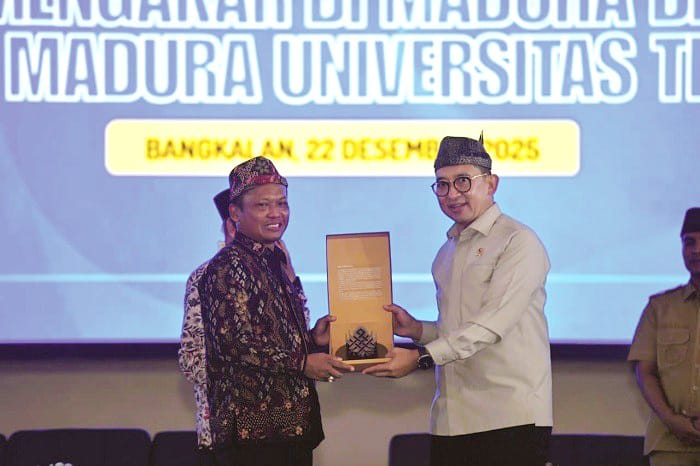 KENANG-KENANGAN: Rektor UTM Prof Safi memberikan cenderamata kepada Menteri Kebudayaan Fadli Zon.&nbsp;(UTM UNTUK JPRM)