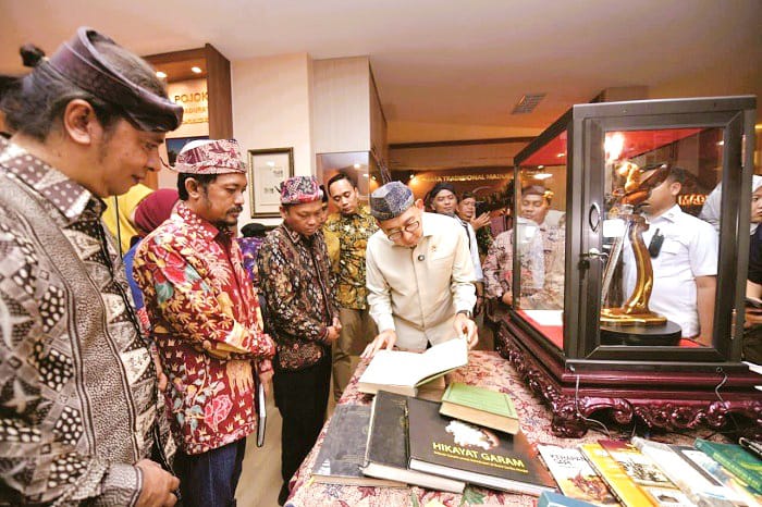 BERSEJARAH: Menteri Kebudayaan RI Fadli Zon mengecek langsung koleksi Museum Budaya Madura UTM Senin (22/12). (UTM UNTUK JPRM)