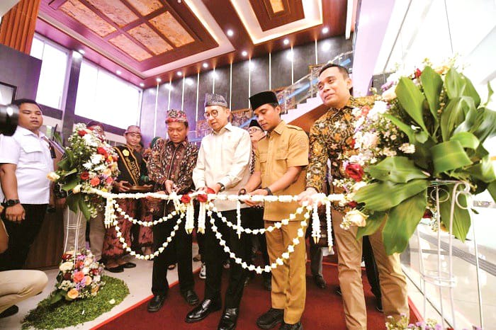 RESMI DILUNCURKAN: Menteri Kebudayaan RI Fadli Zon didampingi Bupati Bangkalan Lukman Hakim dan Rektor UTM Prof Safi menggunting pita peresmian Museum Budaya Madura UTM Senin (22/12). (UTM UNTUK JPRM)