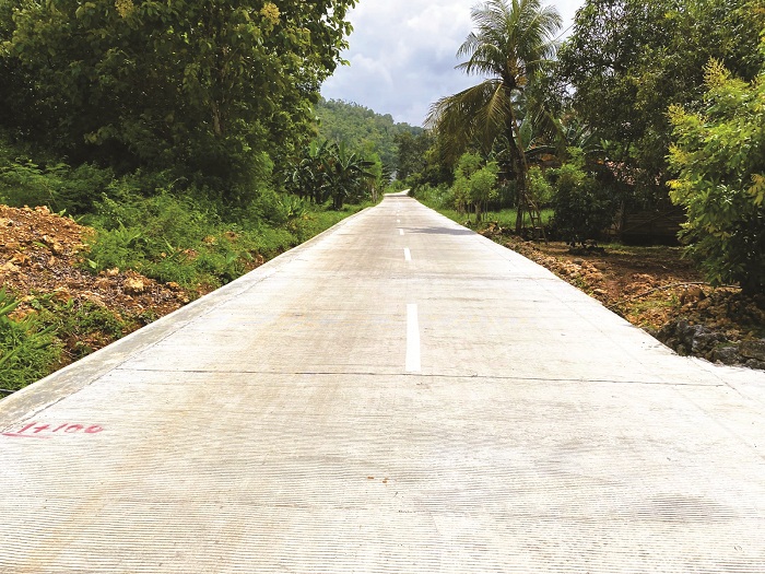 BERMANFAAT: Kegiatan peningkatan struktur Jalan Batulenger&ndash;Tobai Timur yang dikerjakan DPUPR Sampang tuntas. (DPUPR SAMPANG UNTUK JPRM)