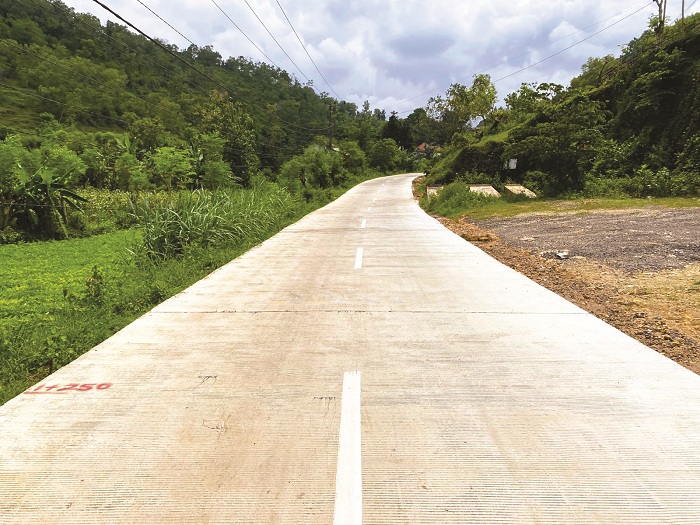 AKSES PERTANIAN: Hasil pembangunan jalan beton yang membentang di area pertanian ruas Jalan Batulenger&ndash;Tobai Timur, Kecamatan Sokobanah, Sampang. (DPUPR SAMPANG UNTUK JPRM)
