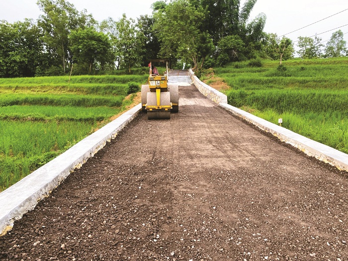 KUAT: Alat berat tandem roller melakukan proses pemadatan lapis fondasi jalan pada ruas Robatal&ndash;Pasarenan, Sampang. (DPUPR SAMPANG UNTUK JPRM)