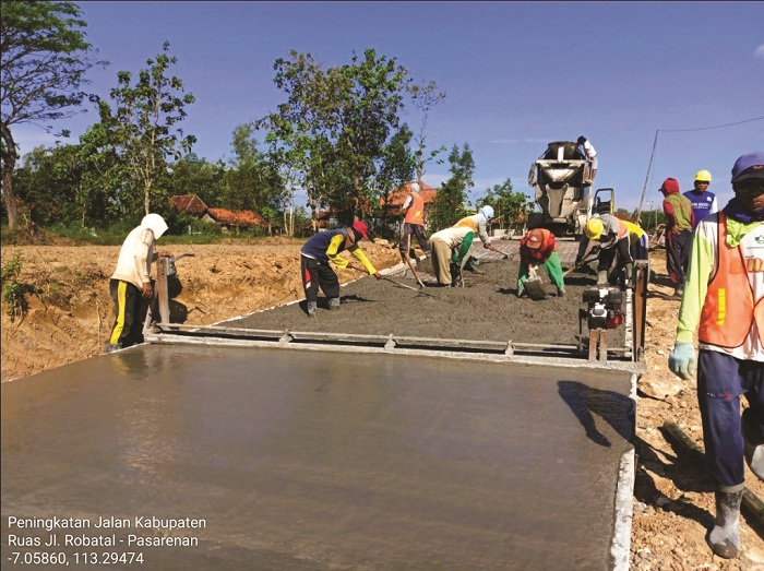 SESUAI STANDAR: Para pekerja sedang melakukan pengecoran dengan beton ready mix pada ruas jalan Robatal&ndash;Pasarenan, Sampang. (DPUPR SAMPANG UNTUK JPRM)