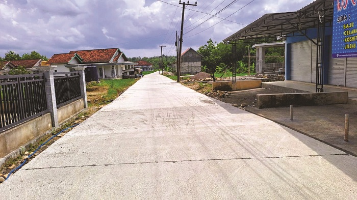 TUNTAS: Hasil rekonstruksi jalan ruas Robatal&ndash;Pasarenan sepanjang 660 meter yang berlokasi ke arah selatan Pasar Robatal, Sampang. (DPUPR SAMPANG UNTUK JPRM)