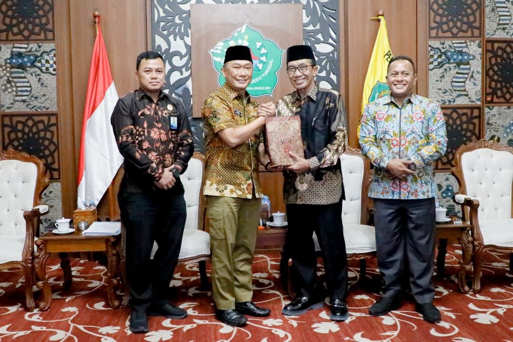 MEMBANGGAKAN: Kepala BKN RI, Zudan Arif Fakrulloh kunjungan kerja ke Pamekasan dalam rangka melakukan penguatan manajemen ASN di Peringgitan Dalam Pendopo Ronggosukowati, Minggu (16/11).