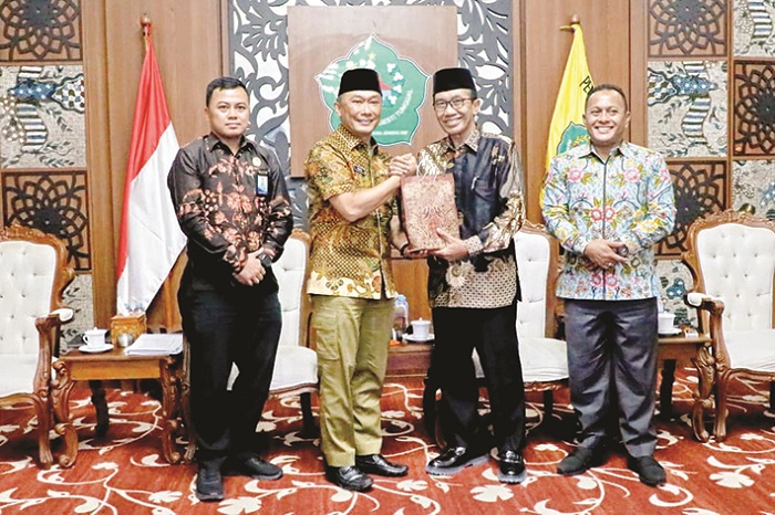 APRESIASI: Kepala BKN RI Zudan Arif Fakrulloh kunker ke Pamekasan dalam rangka penguatan manajemen ASN di Peringgitan Dalam Pendopo Ronggosukowati, Minggu (16/11). (PROKOPIM UNTUK JPRM)