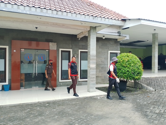 BALIK KANAN: Penyidik Kejari Sampang mendatangi salah satu kantor yang berada di sisi barat rumah Ketua Gapensi Jatim di Jalan Suhadak, Kelurahan Dalpenang, Senin (22/12). (UBAIDILLAHIR RAIE/JPRM)