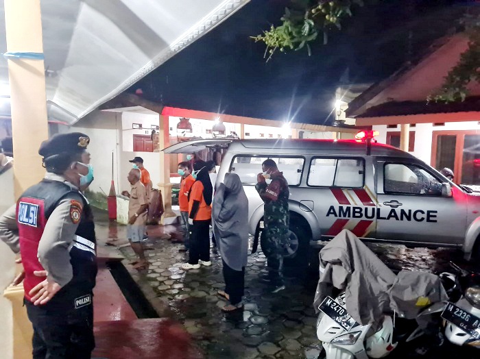 GEMPARKAN WARGA: Polres Pamekasan bersama petugas rumah sakit dan BPBD evakuasi pensiunan TNI yang meninggal di kamar kos Tantri, Desa Buddagan, Pademawu, Minggu (21/12). (POLRES PAMEKASAN UNTUK JPRM)