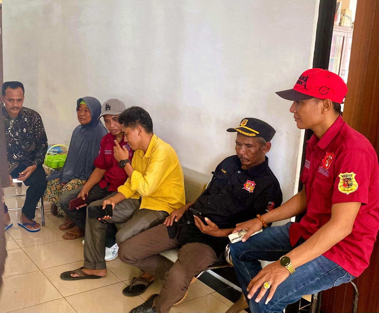 TUNGGU KEJELASAN: Pihak korban bersama sejumlah LSM saat menunggu untuk memberikan keterangan di Kejari Pamekasan, Kamis (27/11).