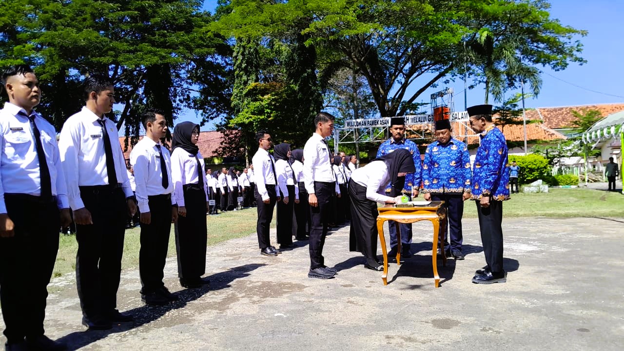 MENUNGGU: Ribuan ASN PPPK paro waktu bercengkerama sebelum mengikuti proses pelantikan di Lapangan Nagara Bhakti Pamekasan, Rabu (17/12).