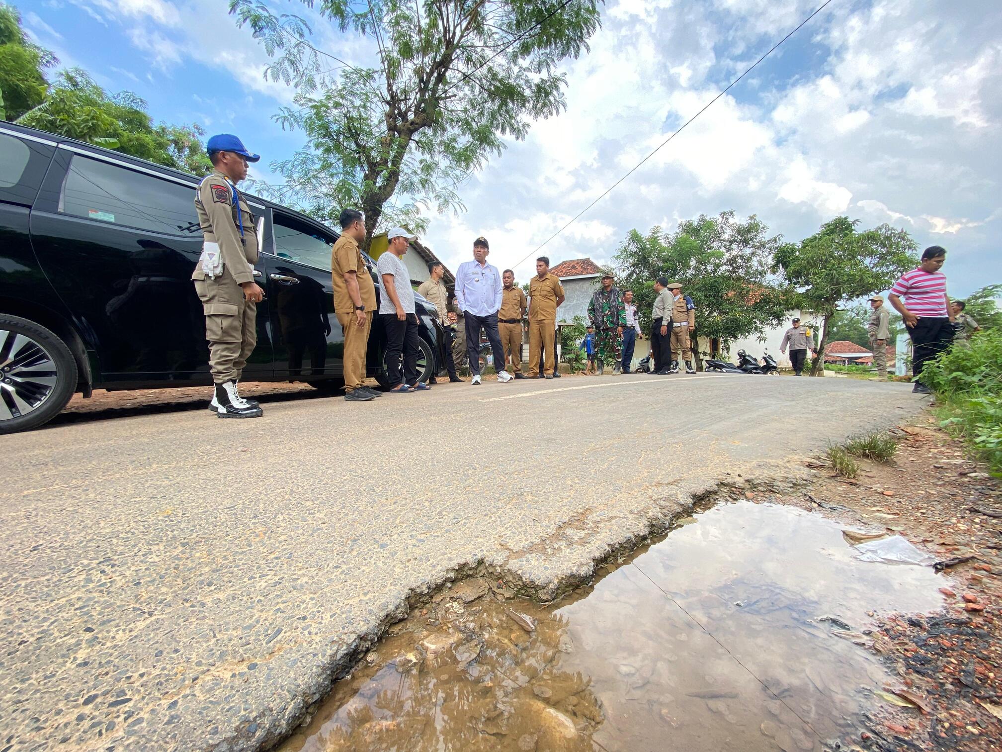 SIGAP: Bupati Slamet Junaidi didampingi Kepala DPUPR Sampang Sri Andoyo Sudono, S.H., M.M saat meninjau jalan di Desa Tlambah, Kecamatan Karang Penang, Senin (22/12). (AYU LATIFAH/JPRM)