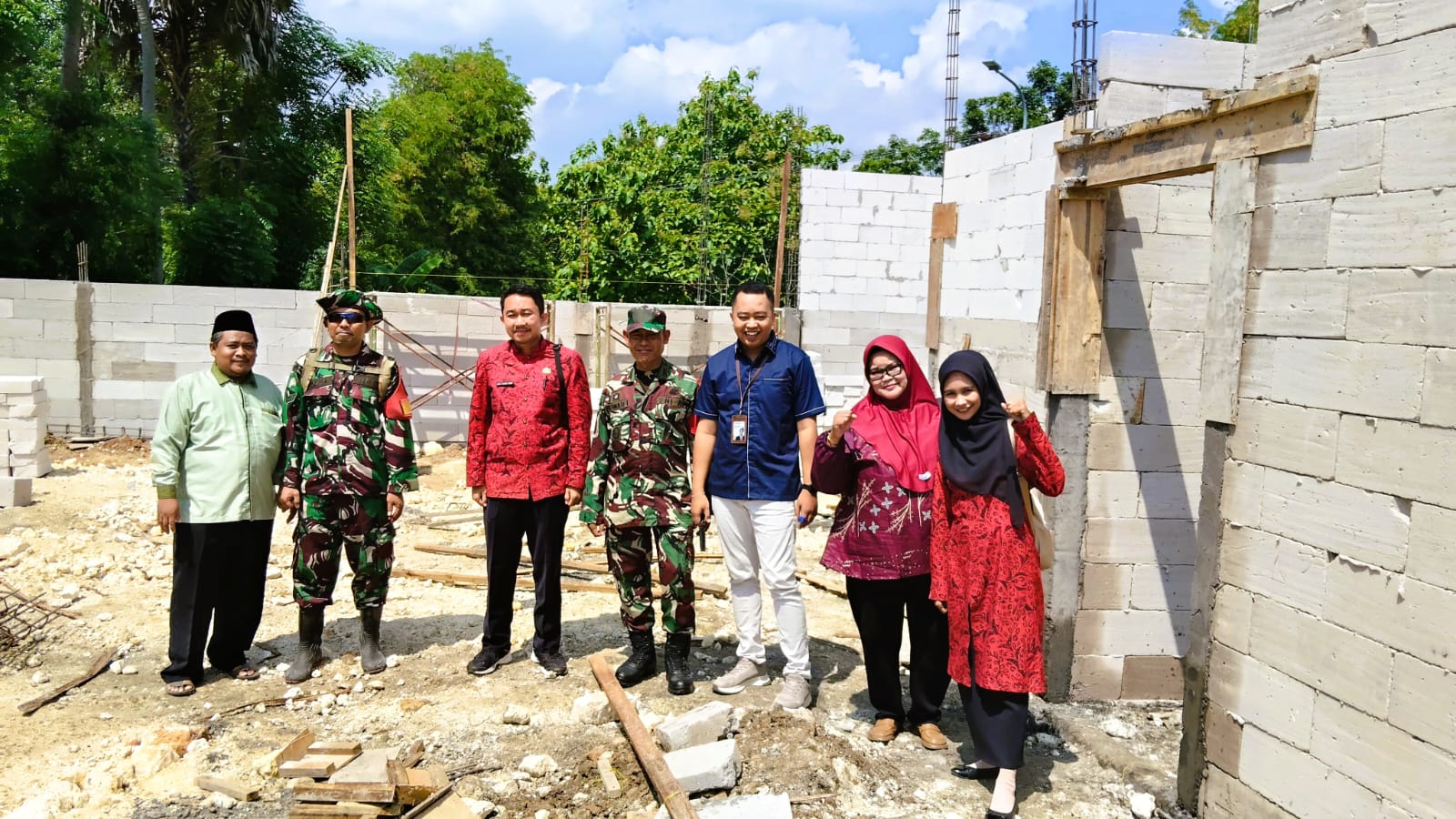 PROGRES: Petugas DKUPP Sumenep saat memantau progres pembangunan gerai KDMP di Desa Sendang, Kecamatan Pragaan.