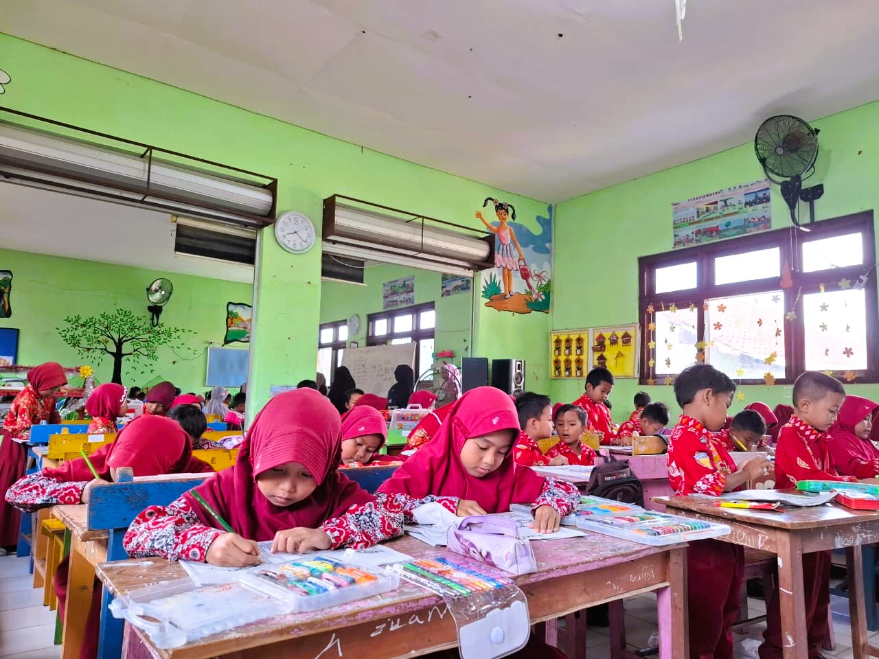 FOKUS: Sejumlah siswa tengah fokus mengikuti lomba mewarnai di SDN Batuan 1, Kecamatan Batuan, Sumenep, Rabu (18/9).