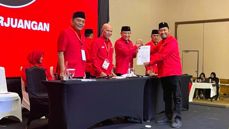 KHIDMAT: Ketua DPC PDI Perjuangan Sumenep Achmad Fauzi Wongsojudo saat menerima SK penetapan ketua di Konfercab PDI Perjuangan di Surabaya, Sabtu (20/12).
