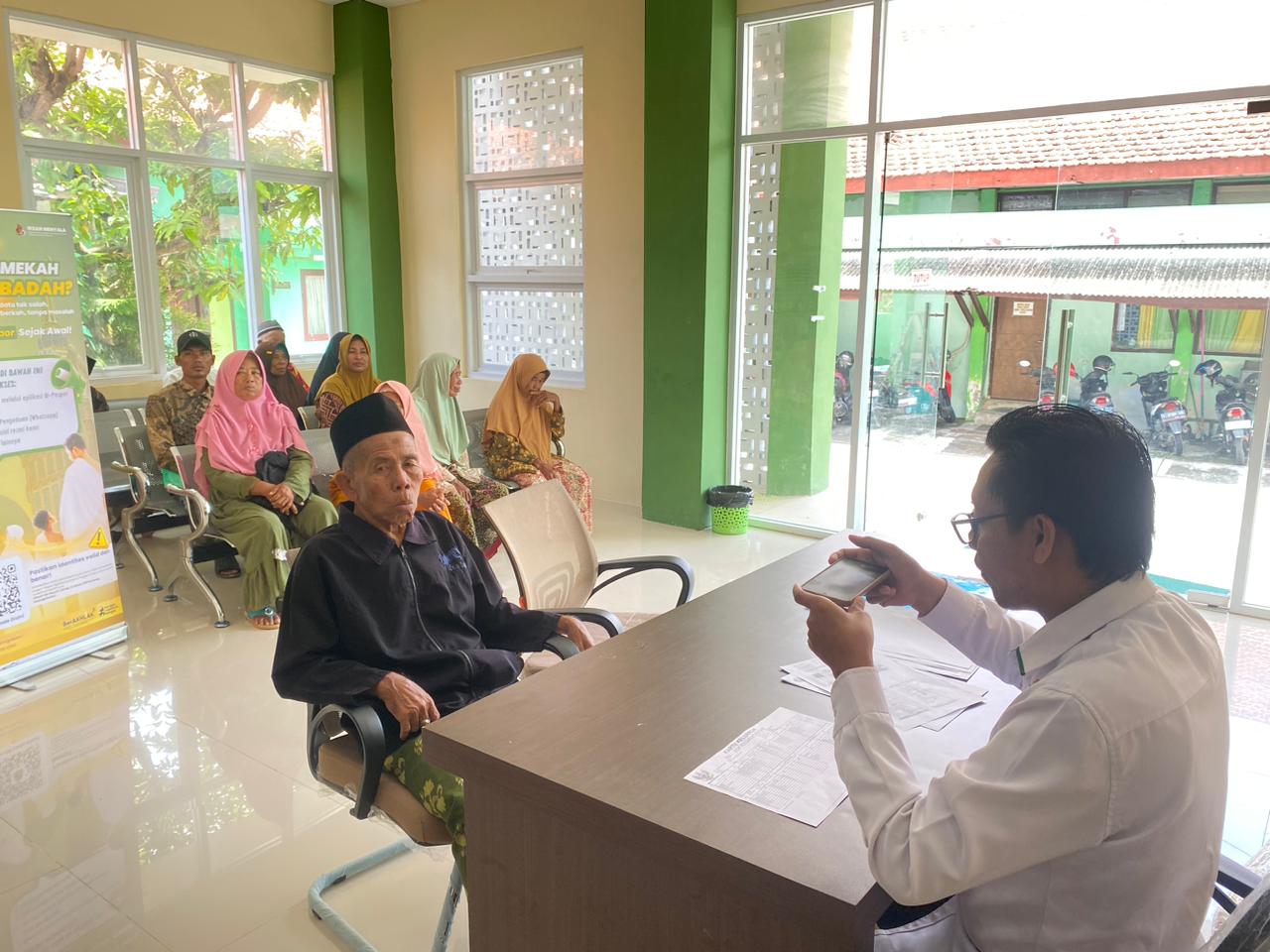 PELUNASAN: CJH saat mengurus administrasi pemberangkatan di kantor PLHUT Sampang Senin (22/12).