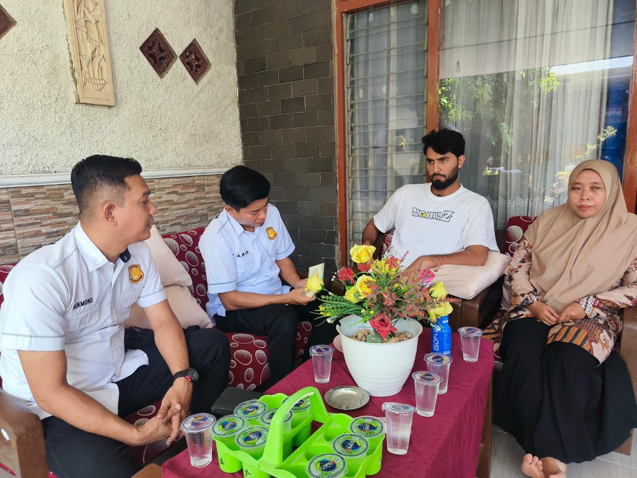 SAMBANGI WNA: Petugas Imigrasi Pamekasan mengunjungi salah satu WNA di Pamekasan.