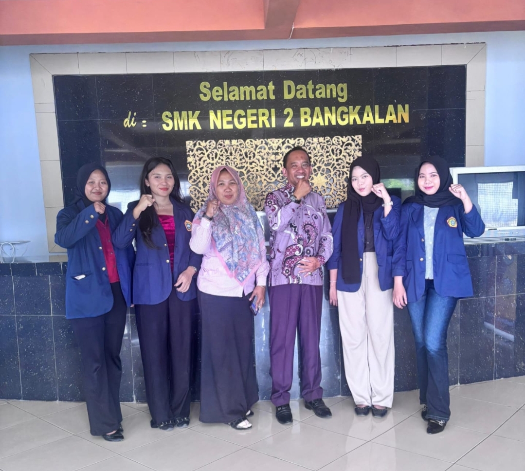 EDUKASI: Mahasiswa UTM foto bersama usai sosialisasi gender di SMAN 2 Bangkalan pada Jumat (19/12).