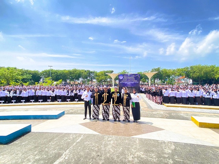 MOMEN BERSEJARAH: Bupati Sampang Slamet Junaidi didampingi Wabup, Sekkab, dan kepala BKPSDM, berfoto bersama ribuan PPPK paro waktu usai dilantik di Alun-Alun Trunojoyo, Selasa (23/12).